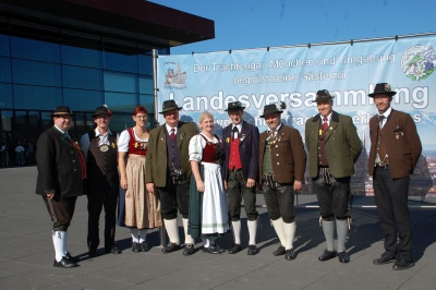 Die Delegation des Dreiflüsse-Trachtengaues Passau unter der Leitung von Gauvorstand Walter Söldner (3. v. l.) auf der Landesversammlung in Unterföhring. (Foto: Hauzeneder)